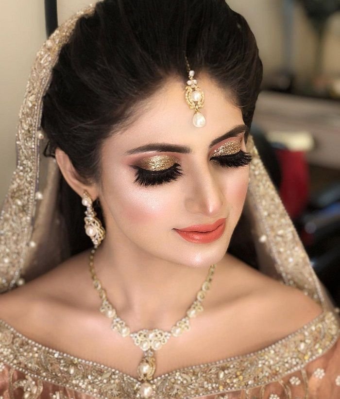 Smokey-Eyes-VS-Shimmery-Eye-Makeup-10.jpg