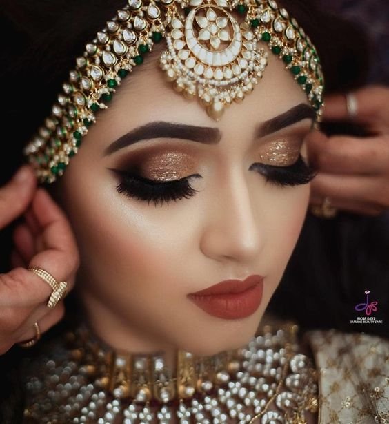 Smokey-Eyes-VS-Shimmery-Eye-Makeup-8.jpg