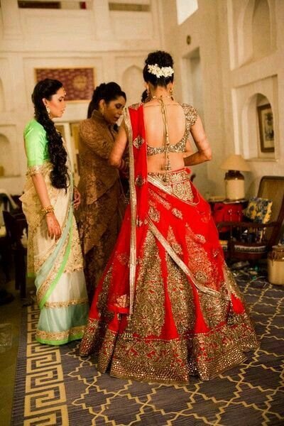 Things-To-Check-At-Your-Lehenga-Fitting-7.jpg