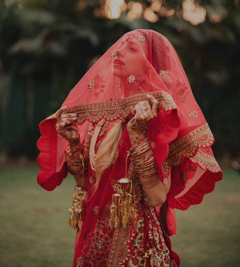 Lehenga-Dupatta-Draping-Styles-6.jpg