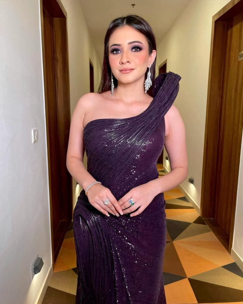 Bodycon-Gown-VS-Flared-Gowns-6.jpg
