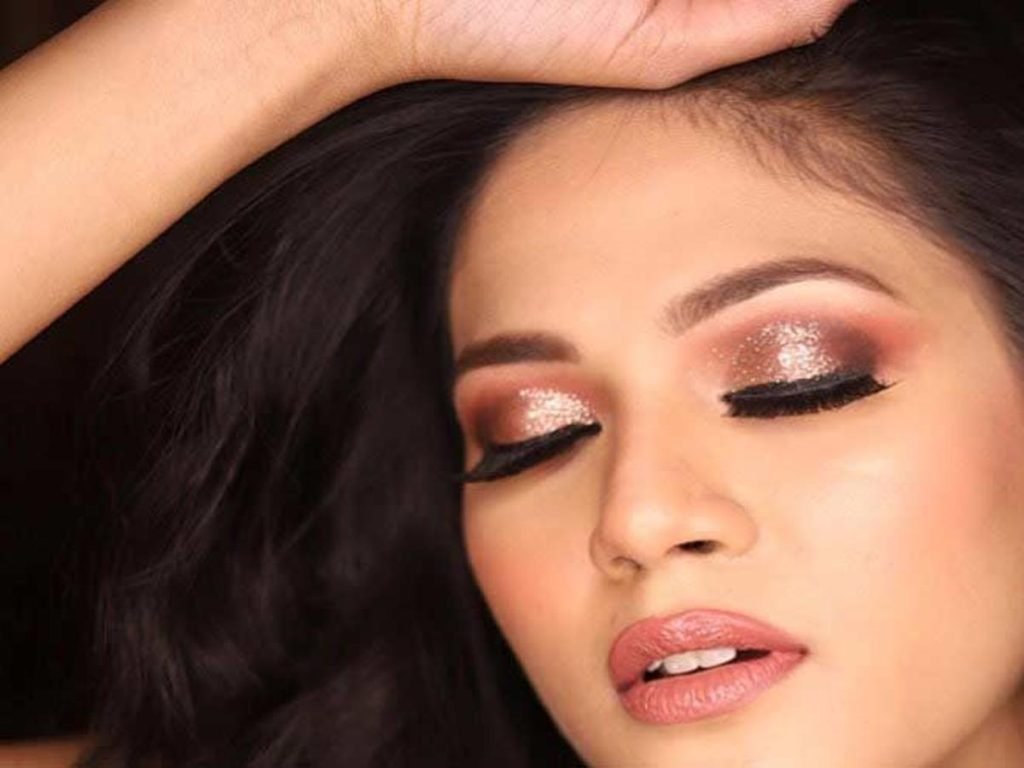 Smokey-Eyes-VS-Shimmery-Eye-Makeup-6.jpg