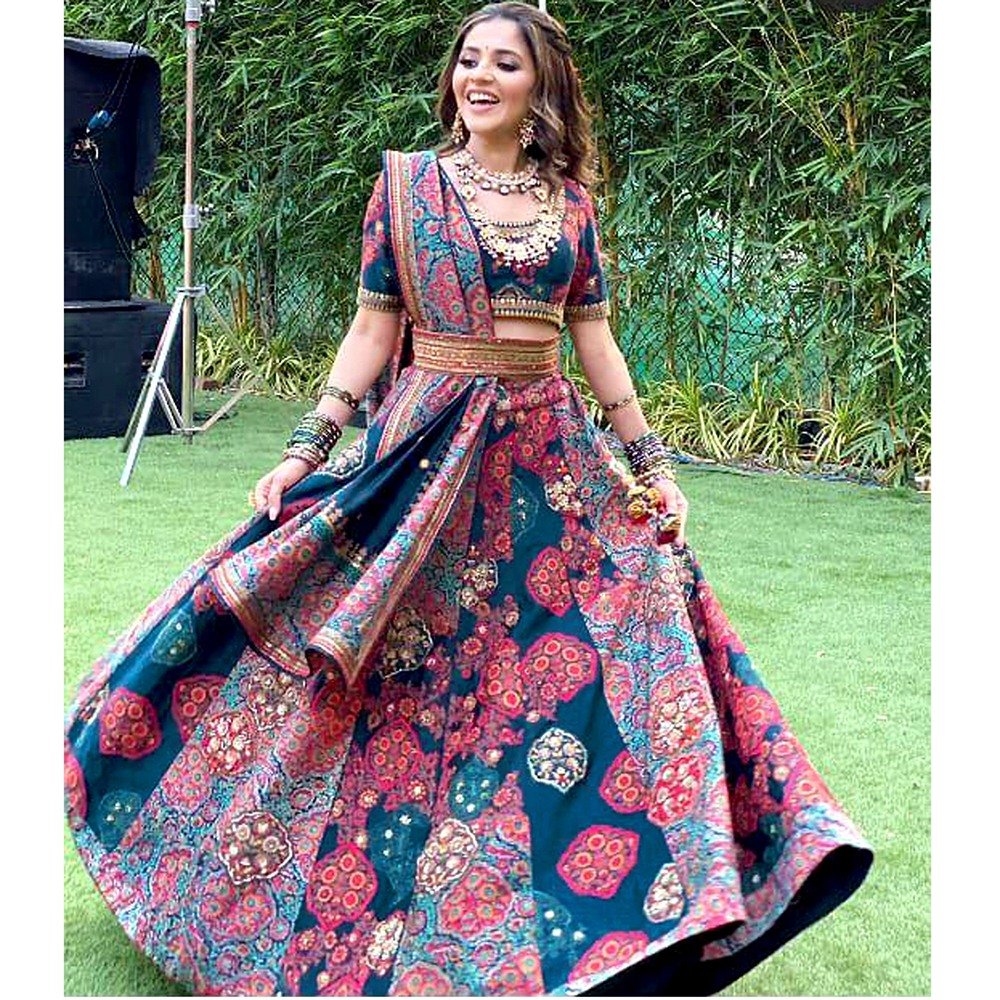 Embroidery-Work-Lehenga-13.jpg